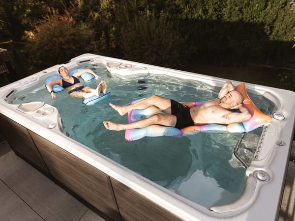 Entspannung im Garten mit SwimSpa von Hydropool