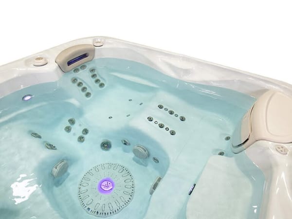 Moderner Whirlpool mit Selbstreinigung und LED-Beleuchtung im Raum Bonn und Köln