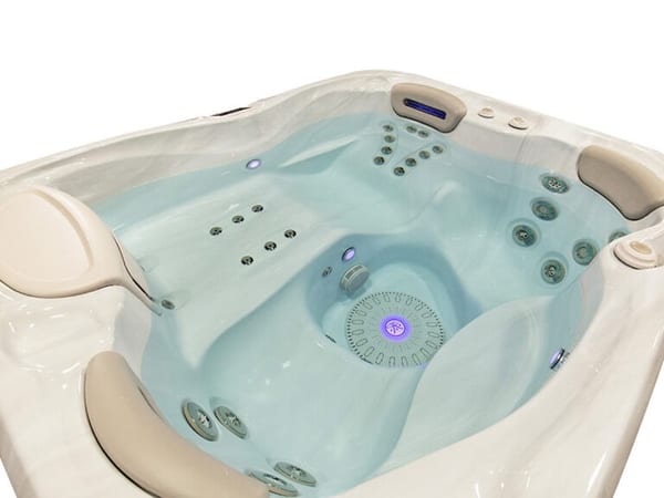 selbstreinigender Whirlpool Sitzplätze Komfort Innenraum
