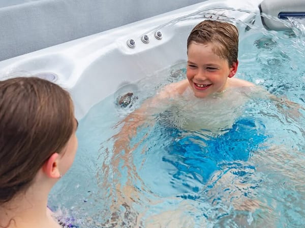 Outdoor Whirlpool mit patentiertem Selbstreinigungssystem im Rhein-Sieg-Kreis