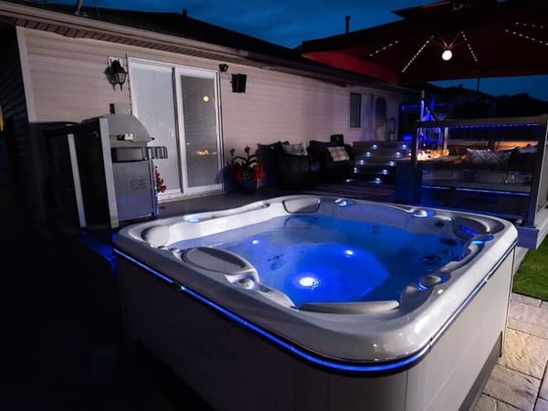 Selbstreinigender Whirlpool Signature 728 mit Massagedüsen im Raum Köln und Düsseldorf