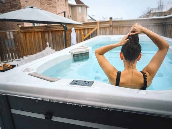 Moderner Swim Spa mit Gegenstromanlage und Massagedüsen im Raum Bonn und Köln