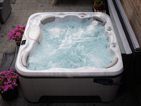Selbstreinigender Whirlpool Signature 655 mit Massagedüsen im Raum Köln und Düsseldorf