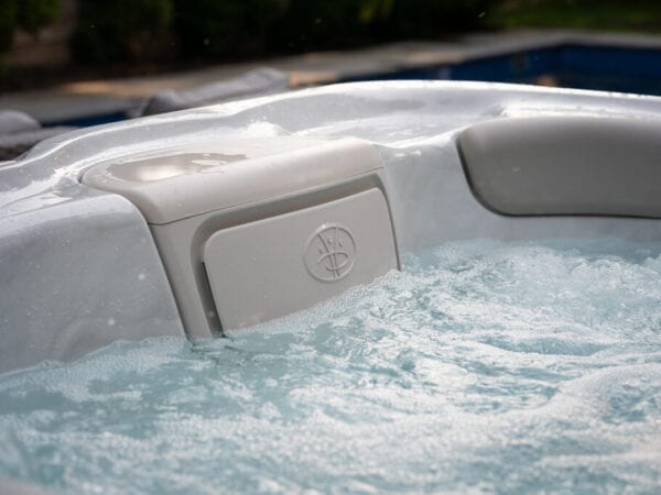 Premium Outdoor Whirlpool mit HydroClean Technologie nahe Düsseldorf und Koblenz