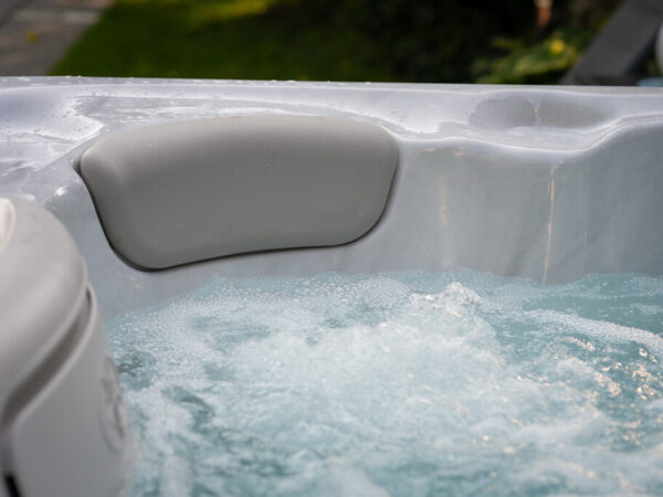 Moderner Whirlpool mit Selbstreinigung und LED-Beleuchtung im Raum Bonn und Köln