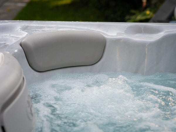 Moderner Whirlpool mit Selbstreinigung und LED-Beleuchtung im Raum Bonn und Köln