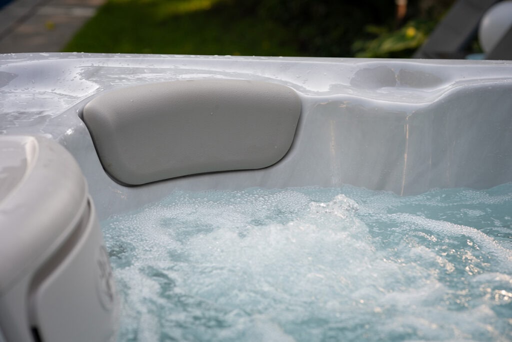 Moderner Whirlpool mit Selbstreinigung und LED-Beleuchtung im Raum Bonn und Köln