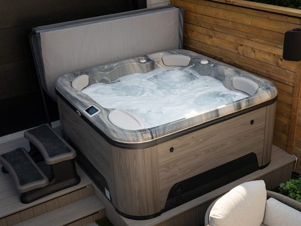 Signature SelfCleaning 579 Whirlpool mit ergonomischer Liege in Rheinland-Pfalz