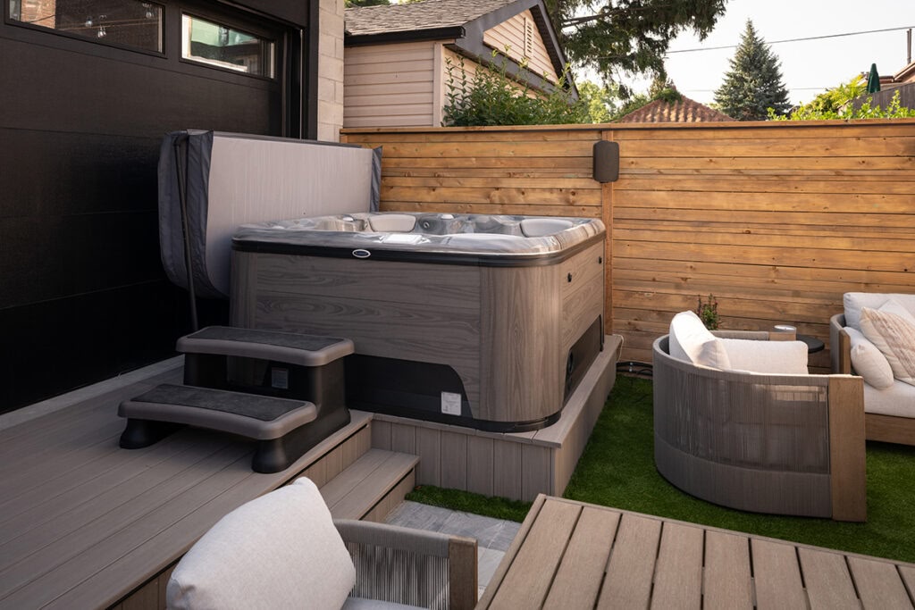 Hochwertiger Whirlpool für bis zu 5 Personen mit Hydrotherapie nahe Leverkusen kaufen