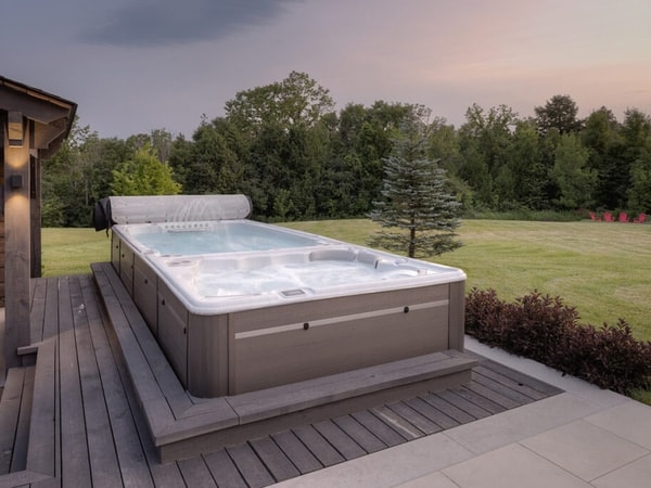 Premium Swim Spa mit leistungsstarker Gegenstromtechnik nahe Düsseldorf und Leverkusen