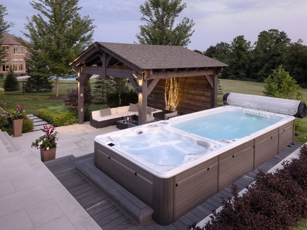 Selbstreinigender Swim Spa mit modernem Design nahe Bonn und Neuwied